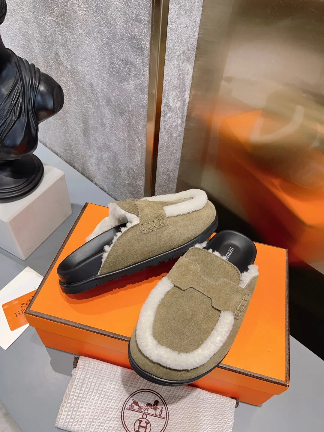 [H Family Hermès] P: 520💰 Size: Male 39-44 (45 customized) Female 35-40 (41 customized) HERMES Hermès top luxury version HERMES Hermès cute half-drag.  Jindian’s family language design! It looks good no matter how you match it! Casual and high-end feeling. The comfort is also great. Paired with various colorful socks, it gives a trendy and high-end feeling. The top version of real wool is high quality. ●Upper: imported cow suede. ●Inner: imported sheepskin. ●Foot pads: imported mixed sheepskin.